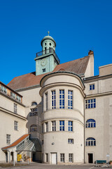 Obraz premium Blick von Südwesten auf den halbrunden Risalit am denkmalgeschützten historischen Rathaus von Berlin-Treptow