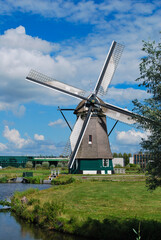 Windmill in holland - molino en los paises bajos