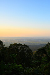 八方台から見渡す長岡市街地と夕日（新潟県長岡市）