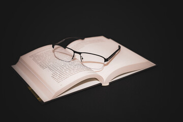 Książka z okularami