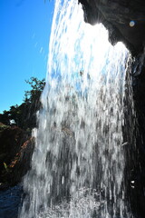 飛び散る滝の水しぶき