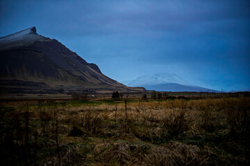 Obraz premium Misty Coastal Landscape of Akranes with Akrafjall Mountain