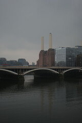 Obraz premium Le centre commercial Battersea Power Station devant la Tamise à Londres
