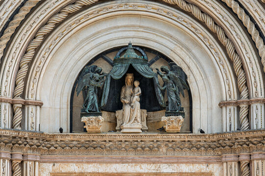 Italy - Orvieto - Duomo di Orvieto - Detail of the central arch featuring the bronze Madonna and Child sculpture
