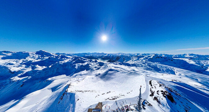 Immense panorama hivernal des sommets enneig&eacute;s sous le soleil