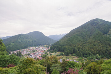山々に囲まれた谷間の集落の遠景