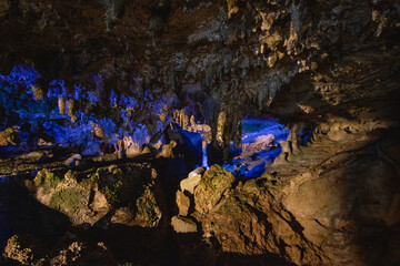 青い照明に照らされた鍾乳洞の広大な空間
