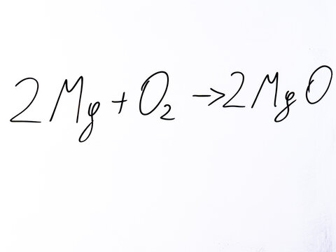 Minimal handwritten chemical equation &ldquo;2Mg + O₂ &rarr; 2MgO&rdquo; on a white background. Reaction representing oxidation of magnesium producing magnesium oxide.