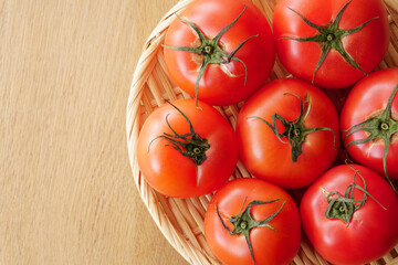 ザルに盛ったトマト