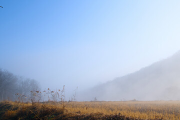 Fototapeta premium Mountains and rice paddies on a foggy day