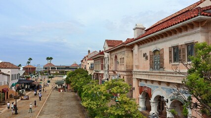 和歌山マリーナシティの街並みと夏の空 © たあきん