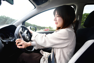 車を運転するアジア人女性のドライブ風景