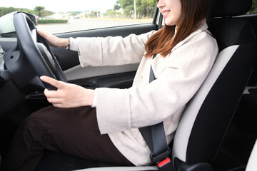 車を運転するアジア人女性のドライブ風景
