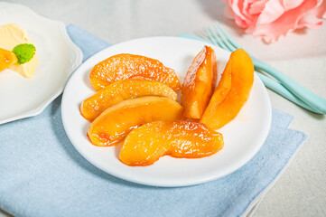 お皿に盛ったりんごのキャラメリゼ