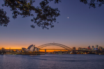 Obraz premium Sydney Opera House Cityscape Under Moonlight