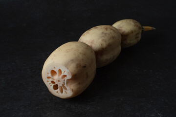 黒背景の蓮根のアップ