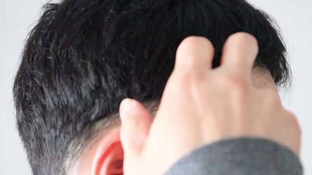 髪をセットする日本人男性の動画