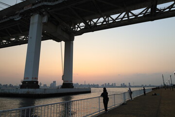 横浜ベイブリッジの下の風景とみなとみらのシルエット　夕景