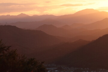 赤く染まる山並み