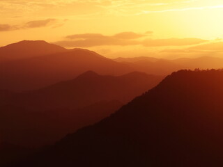 山から見た朝焼けの情景