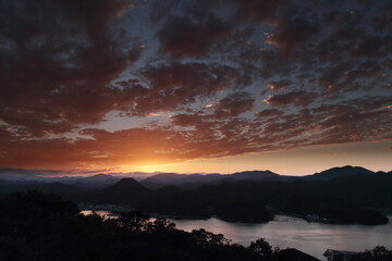 山に沈む夕日