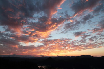 山の上から見た夕焼け