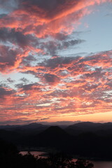 夕焼けに染まる空
