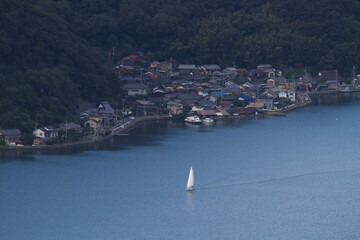 セーリングヨットが走る