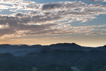 山頂から見る流れる雲と山並み