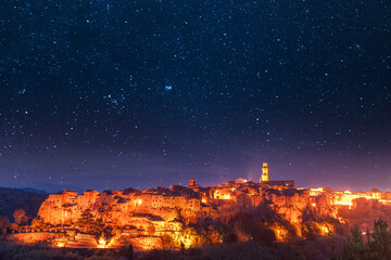 Obraz premium Italian Tuscany ancient Etruscan town of Pitigliano at stars night and light of lanterns