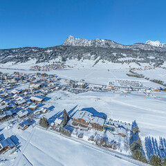 Sonniger Wintertag im Tannheimer Tal rund um das Skigebiet am Neunerk&ouml;pfle bei Tannheim