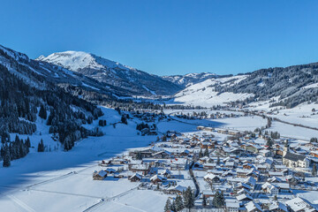 Die Tiroler Gemeinde Tannheim an einem herrlichen Wintertag im Luftbild