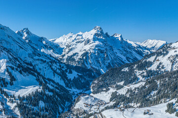 Schnee und Sonne am romantischen K&ouml;rbersee im Skigebiet Warth-Schr&ouml;cken in Vorarlberg