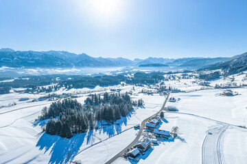 Ausblick auf das verschneite Allg&auml;u rund um Ofterschwang 