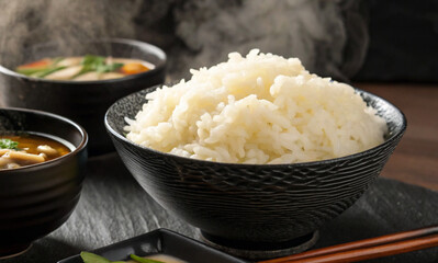 白米のイメージ、茶碗に盛られたご飯	
