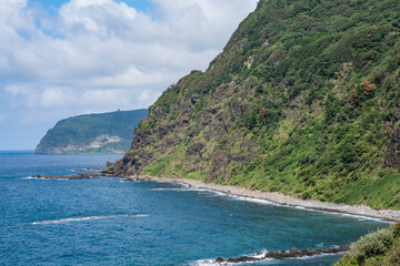 那久岬から見る島後島の険しい海岸線