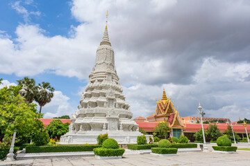 王宮に隣接する仏教寺院であるシルバーパゴダ