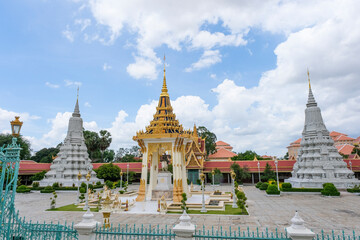 王宮に隣接する仏教寺院であるシルバーパゴダ