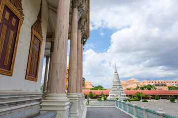 王宮に隣接する仏教寺院であるシルバーパゴダ