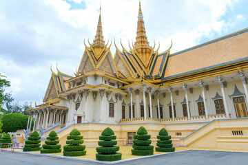 クメール様式の豪華な建物が並ぶ王宮