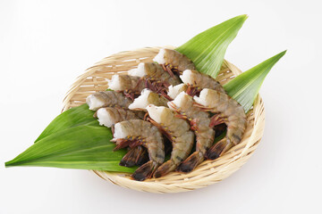 ざるに盛った無頭ブラックタイガーえび