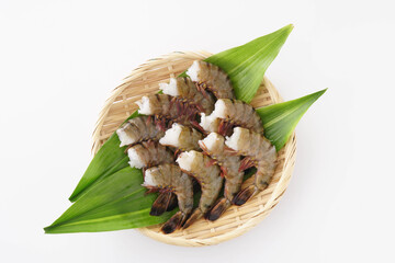 ざるに盛った無頭ブラックタイガーえび