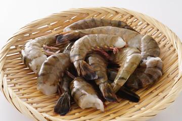 ざるに盛った無頭ブラックタイガーえび