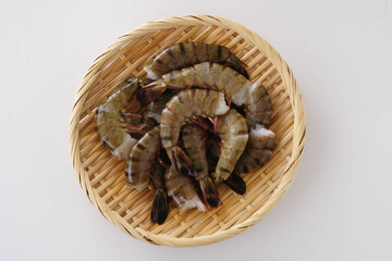 ざるに盛った無頭ブラックタイガーえび