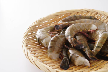 ざるに盛った無頭ブラックタイガーえび