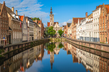 Obraz premium Scenery of Spiegelrei, a watercourse and street in the center of Bruges, Belgium.