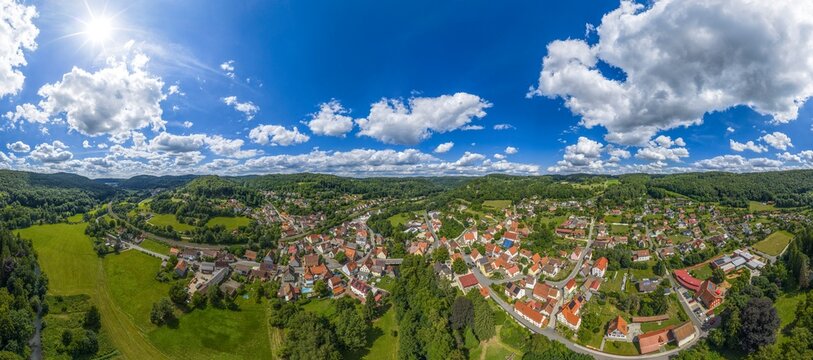 Ausblick auf die Gemeinde Vorra im mittelfr&auml;nkischen Pegnitztal nahe Hersbruck