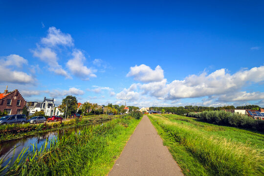 Ring canal of the Zuidplaspolder heading old town center of Nieuwerkerk aan den IJssel