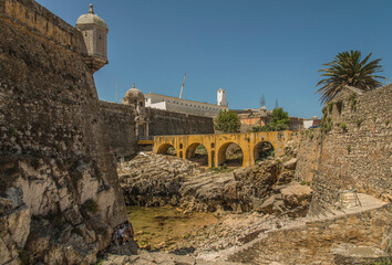 Pont d'acc&egrave;s au fort de Peniche, ancien p&eacute;nitencier, Portugal
