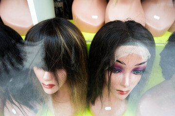 Perruques &agrave; vendre dans une vitrine 